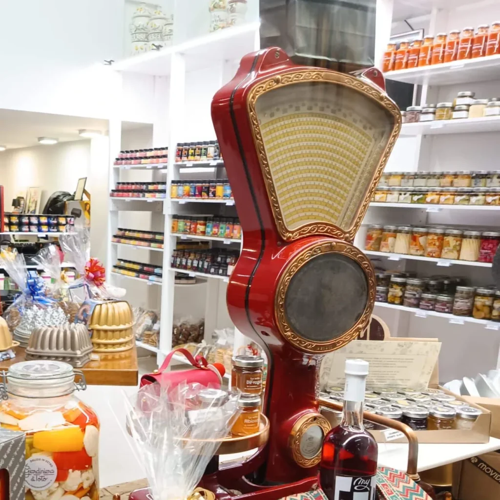 Il negozio BuonoandCo a Fagnano Olona: la bilancia rossa sul banco e gli scaffali