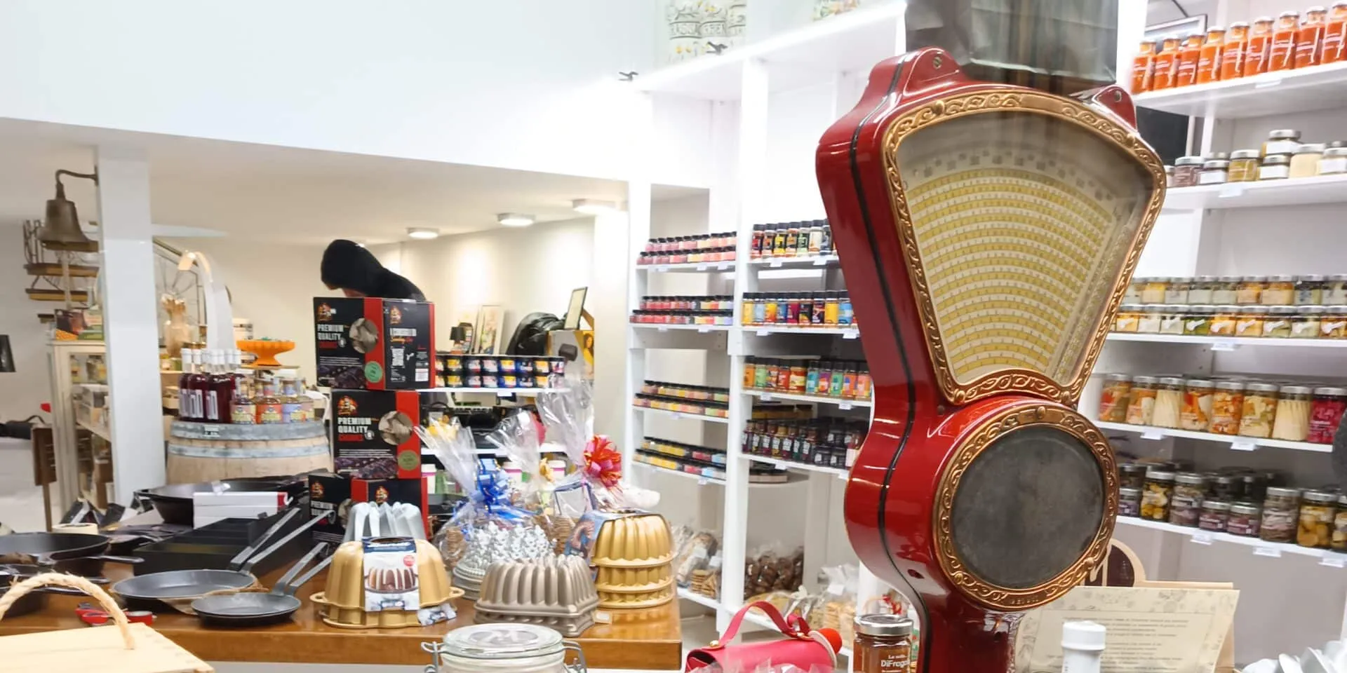 Il negozio BuonoandCo: la bilancia rossa, i regali e gli scaffali